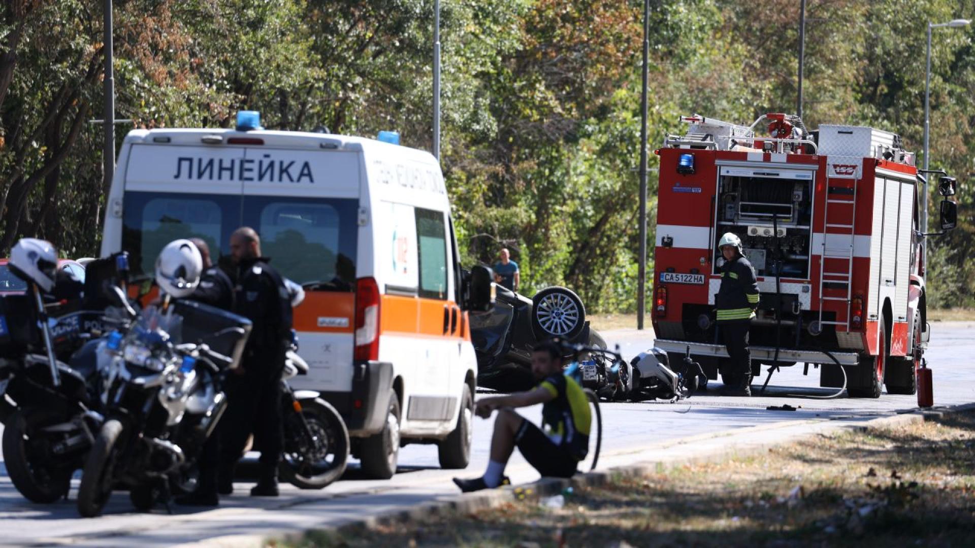 Satiksmes negadījuma vieta — ātrā palīdzība, ugunsdzēsēji un policija