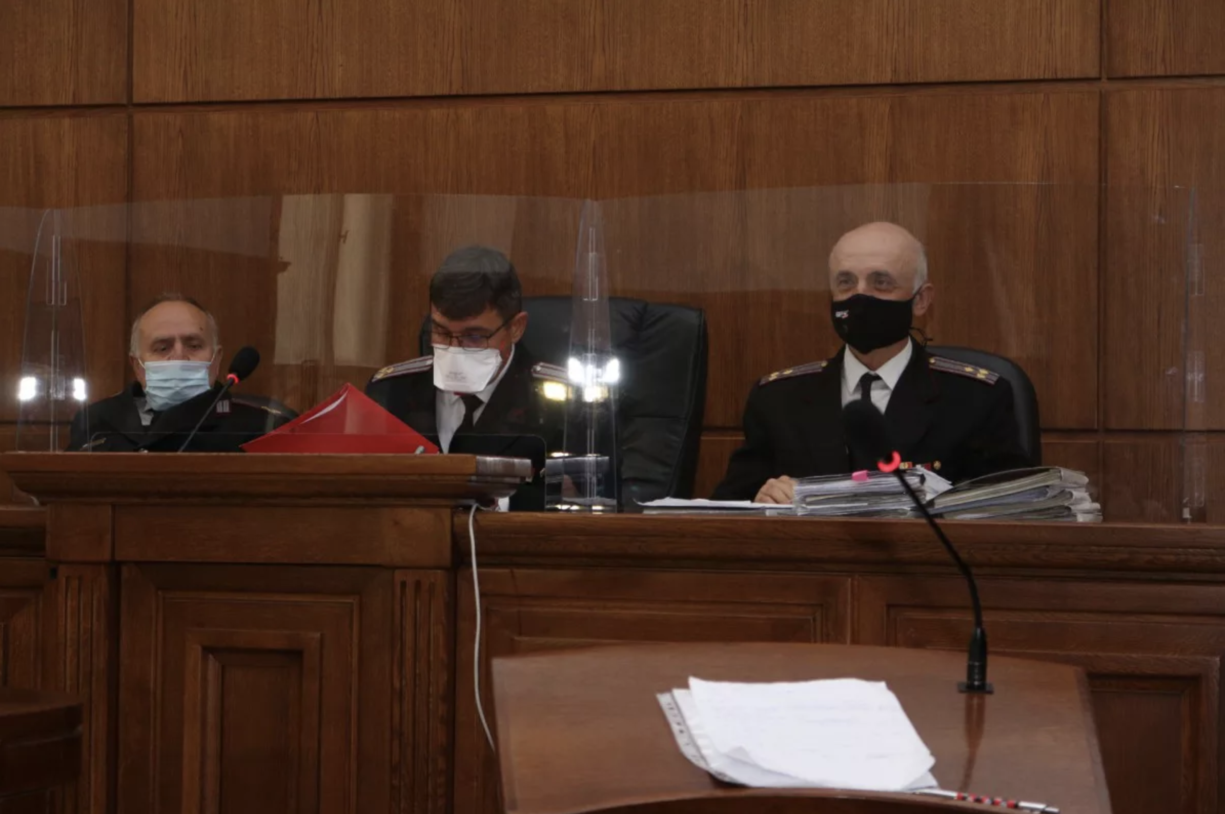 Militārā tiesa — tiesneši un prokurors sēdes laikā